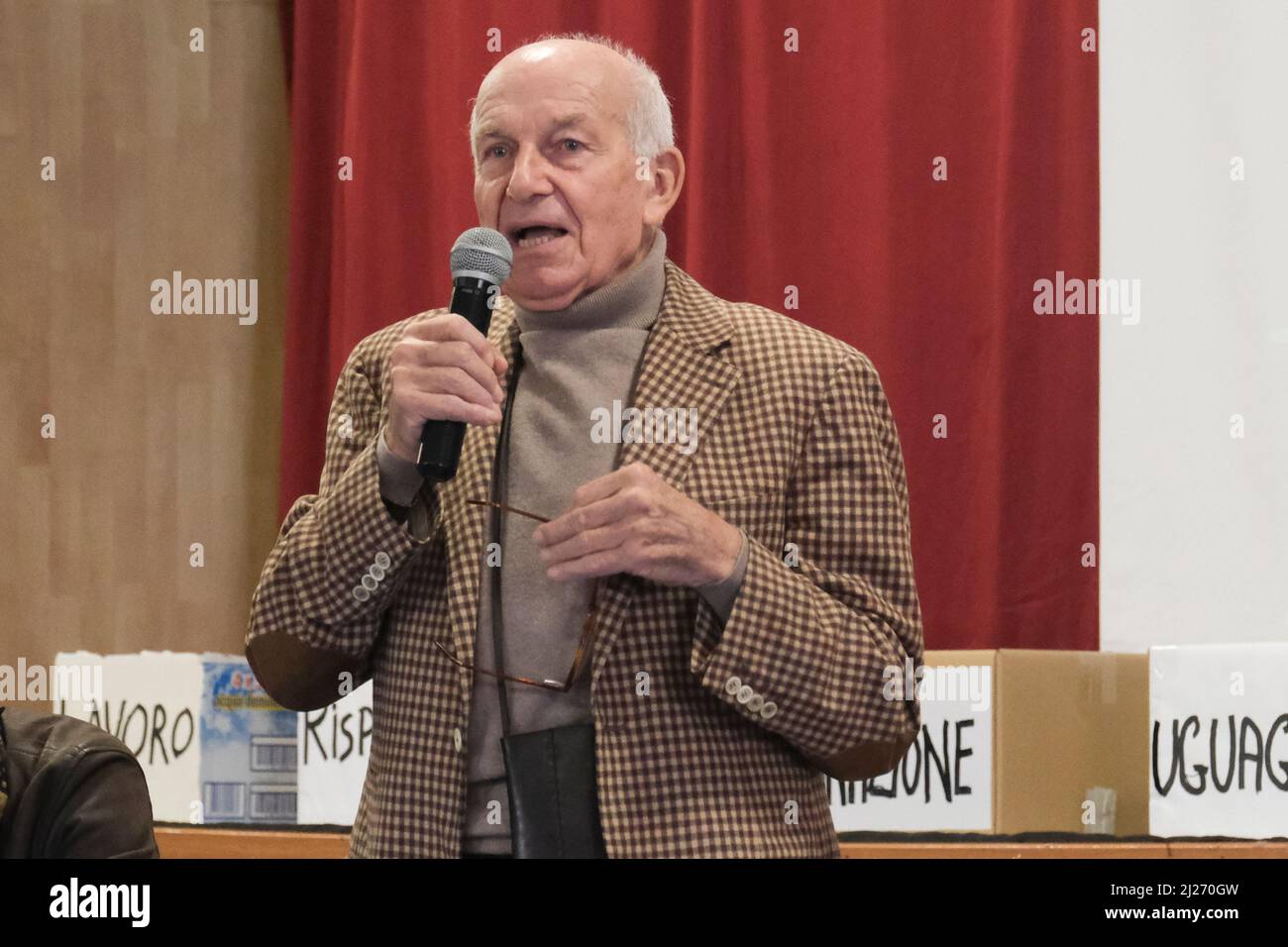 Fausto Bertinotti è un ex politico e sindacalista italiano. Dal 1994 al 2006 fu segretario del Partito Comunista di Rifondazione, e dal 2006 al 2008 fu presidente della Camera dei deputati. Nel giugno 2007 Bertinotti ha istituito la rivista Alternatives for Socialism, una rivista bimestrale di analisi politica e cultura di cui è redattore capo, alla presentazione dell'ultimo numero della sua rivista nell'auditorium della fabbrica Whirlpool di Napoli. Foto Stock