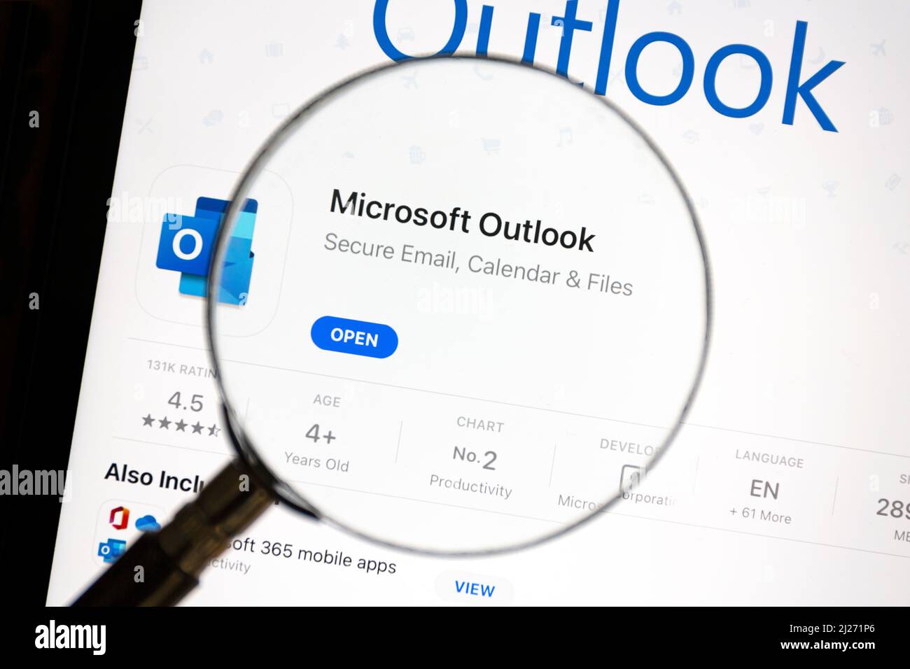 Ostersund, Svezia - 16 febbraio 2022: Applicazione Microsoft Outlook su un tablet. Microsoft Outlook è un gestore di informazioni personali di Microsoft. Foto Stock