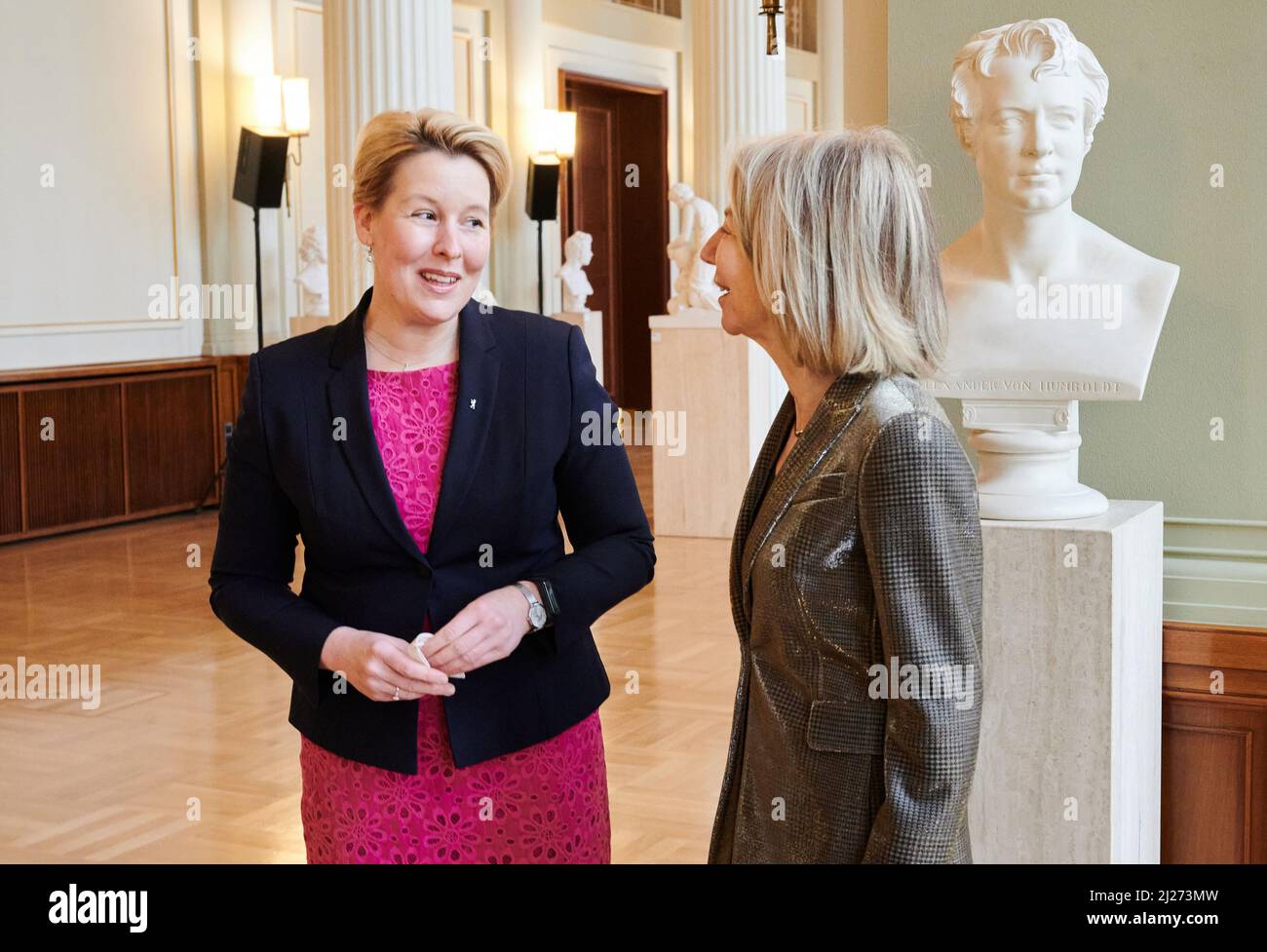 Berlino, Germania. 30th Mar 2022. Franziska Giffey (l, SPD), sindaco di Berlino, riceve Amy Gutmann (r), ambasciatore degli Stati Uniti in Germania, nella Pillar Hall dei Rotes Rathaus. Credit: Annette Riedl/dpa/Alamy Live News Foto Stock