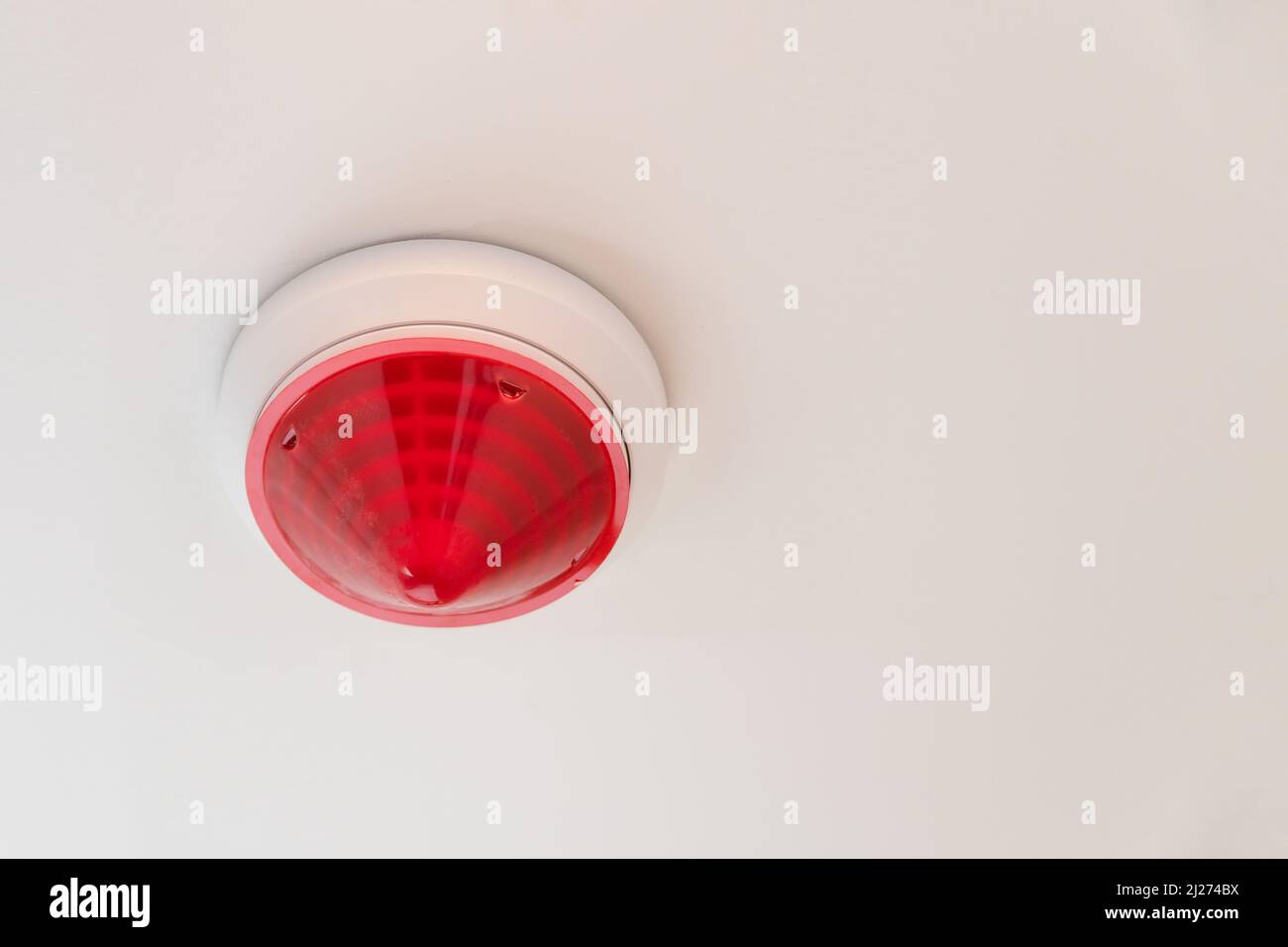 Rilevatori di fumo tondi rossi sul soffitto per sistemi di sicurezza e di  allarme antincendio, spazio per fotocopie Foto stock - Alamy