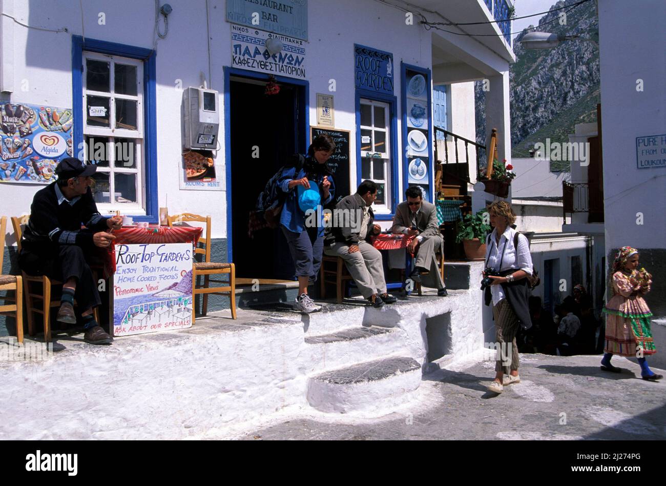 Turisti in Olymbos, Olimpos, isola di Karpathos, Dodecaneso, Grecia, Europa Foto Stock