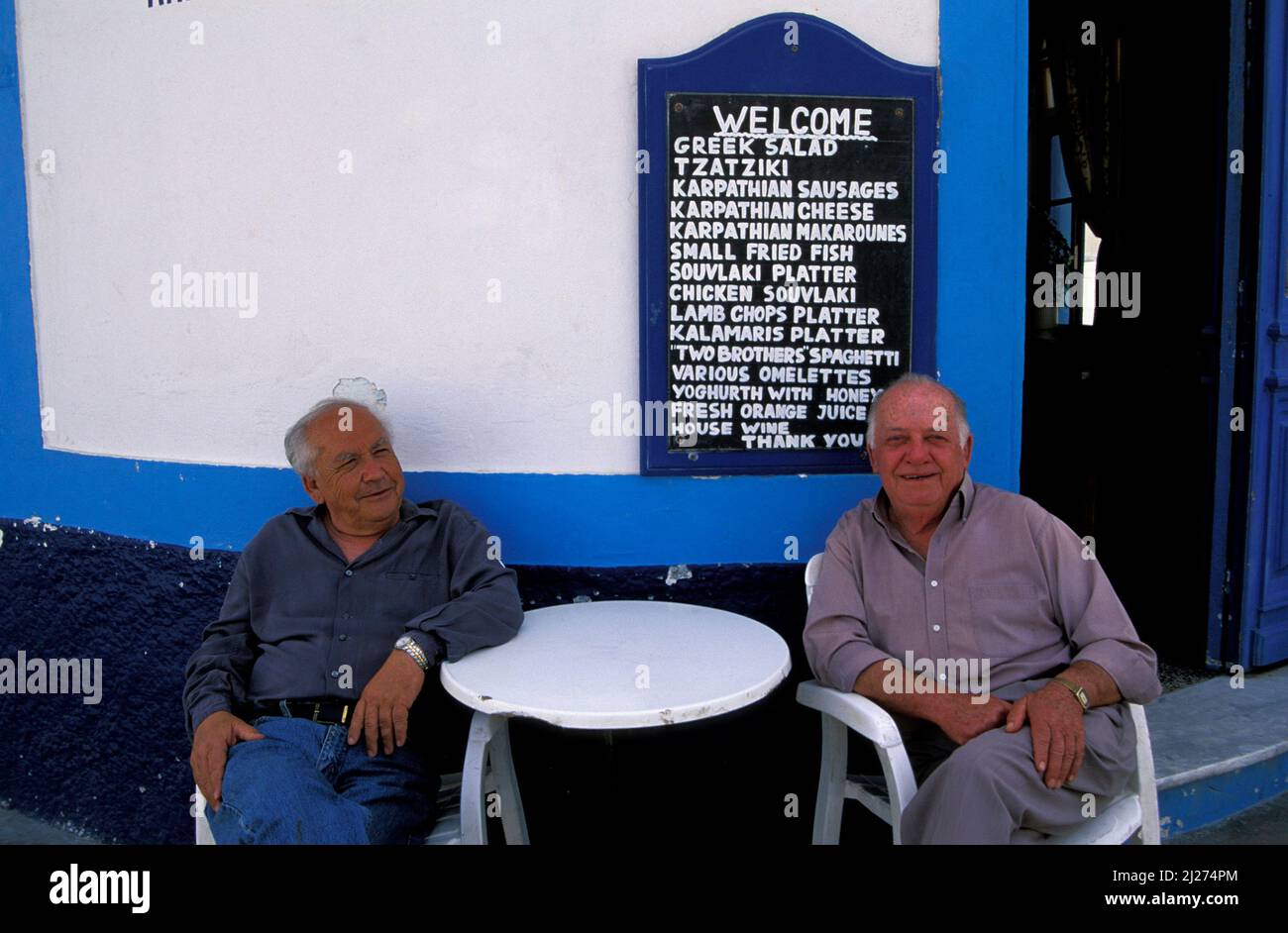 2 uomini anziani di fronte a Tavern, isola di Karpathos, Dodecaneso, Grecia, Europa Foto Stock