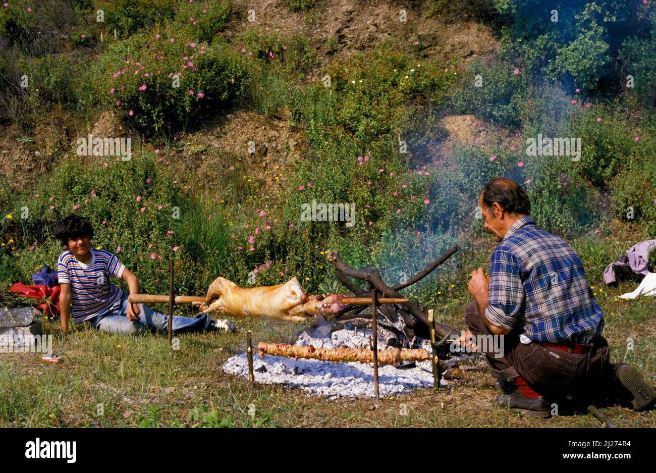 Grigliate di agnello a pasqua, isola di Karpathos, Dodecaneso, Grecia, Europa Foto Stock