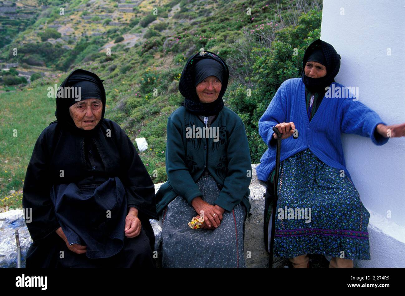 Donne in Olymbos, Olimpos, isola di Karpathos, Dodecaneso, Grecia, Europa Foto Stock