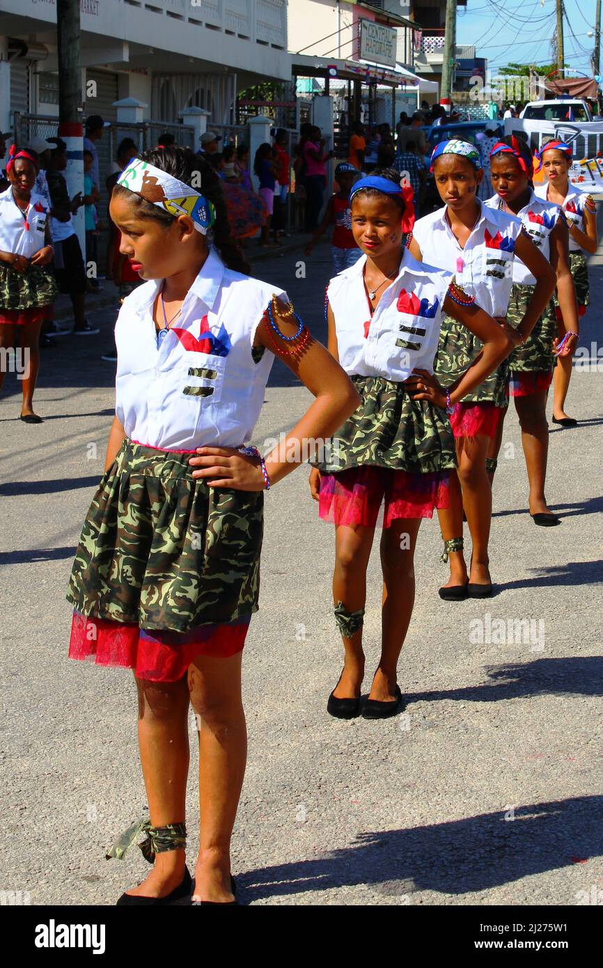 PUNTA GORDA, BELIZE - 10 SETTEMBRE 2015 Santa lunga fila di ragazze in attesa di iniziare a ballare alle celebrazioni e al carnevale del George’s Caye Day Foto Stock