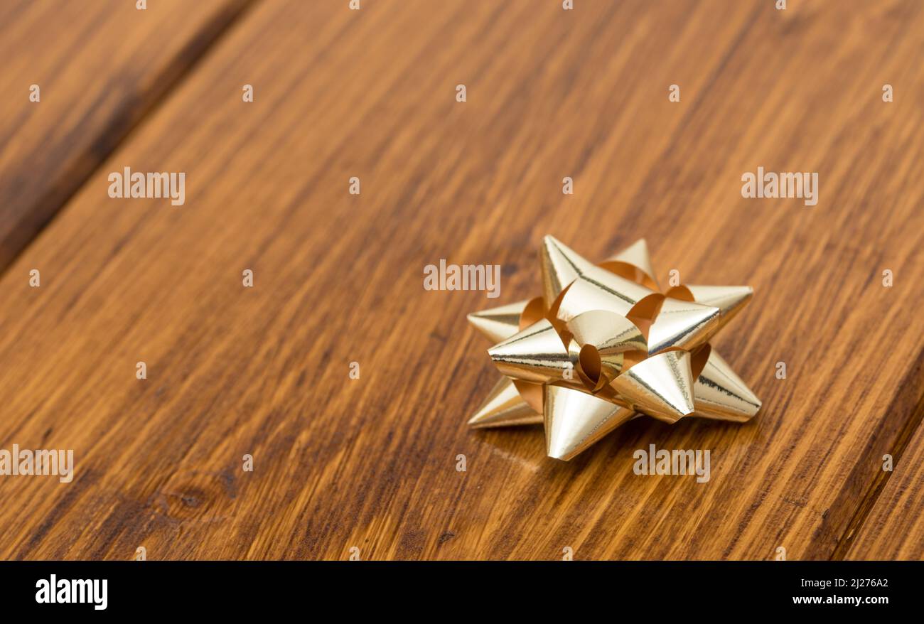 una foto dell'arco di natale su sfondo di legno Foto Stock