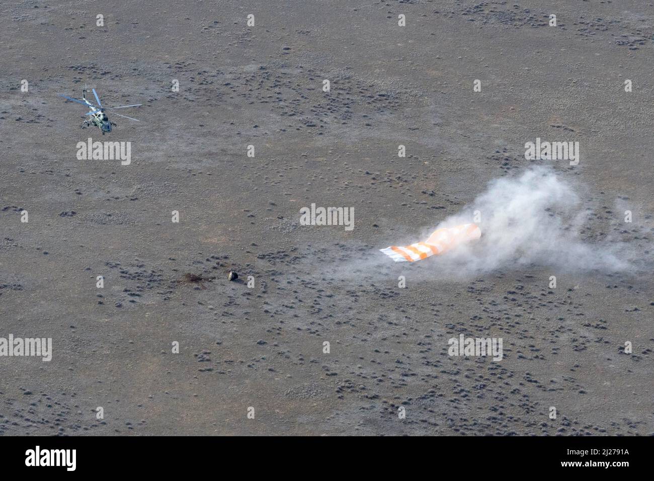 Zhezkazgan, Kazakistan. 30th Mar 2022. La navicella spaziale Soyuz MS-19 è vista come atterra in un'area remota vicino alla città di Zhezkazgan, Kazakhstan con 66 membri dell'equipaggio della spedizione Mark Vande Hei della NASA, e cosmonauts Pyotr Dubrov, e Anton Shkaplerov del Roscosmo, mercoledì 30 marzo 2022. Vande Hei e Dubrov tornano sulla Terra dopo aver registrato 355 giorni nello spazio come membri delle Expeditions 64-66 a bordo della Stazione spaziale Internazionale. Credit: dpa Picture Alliance/Alamy Live News Foto Stock