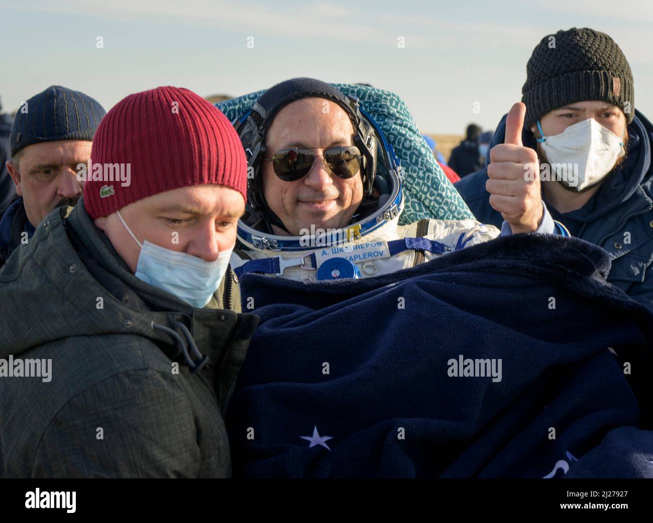 Zhezkazgan, Kazakistan. 30th Mar 2022. Spedizione 66 il cosmonauta russo Anton Shkaplerov viene trasportato in una tenda medica poco dopo che lui ed i compagni di equipaggio Mark Vande Hei della NASA e Pyotr Dubrov di Roscosmos atterrarono nella loro navicella spaziale Soyuz MS-19 vicino alla città di Zhezkazgan, Kazakhstan mercoledì 30 marzo 2022. Vande Hei e Dubrov tornano sulla Terra dopo aver registrato 355 giorni nello spazio come membri delle Expeditions 64-66 a bordo della Stazione spaziale Internazionale. Credit: dpa Picture Alliance/Alamy Live News Foto Stock