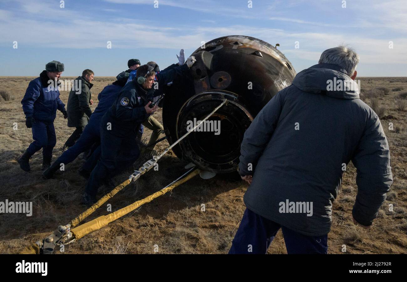 Zhezkazgan, Kazakistan. 30th Mar 2022. Le squadre russe di ricerca e salvataggio arrivano alla navicella spaziale Soyuz MS-19 poco dopo che è atterrato in un'area remota vicino alla città di Zhezkazgan, Kazakhstan con 66 membri dell'equipaggio della spedizione Mark Vande Hei della NASA, e cosmonauts Pyotr Dubrov, e Anton Shkaplerov di Roscosmos, mercoledì 30 marzo 2022. Vande Hei e Dubrov tornano sulla Terra dopo aver registrato 355 giorni nello spazio come membri delle Expeditions 64-66 a bordo della Stazione spaziale Internazionale. Credit: dpa Picture Alliance/Alamy Live News Foto Stock