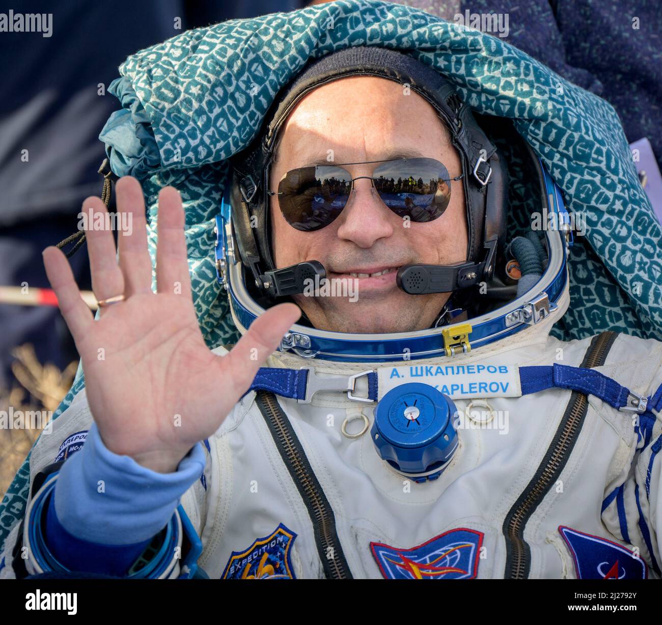 Zhezkazgan, Kazakistan. 30th Mar 2022. Il cosmonauta russo Anton Shkaplerov è visto al di fuori della navicella spaziale Soyuz MS-19 dopo essere atterrato con altri membri dell'equipaggio spedizione 66 cosmonauta russo Pyotr Dubrov di Roscosmos, e l'astronauta NASA Mark Vande Hei in una zona remota vicino alla città di Zhezkazgan, Kazakhstan, mercoledì 30 marzo 2022. Vande Hei e Dubrov tornano sulla Terra dopo aver registrato 355 giorni nello spazio come membri delle Expeditions 64-66 a bordo della Stazione spaziale Internazionale. Credit: dpa Picture Alliance/Alamy Live News Foto Stock
