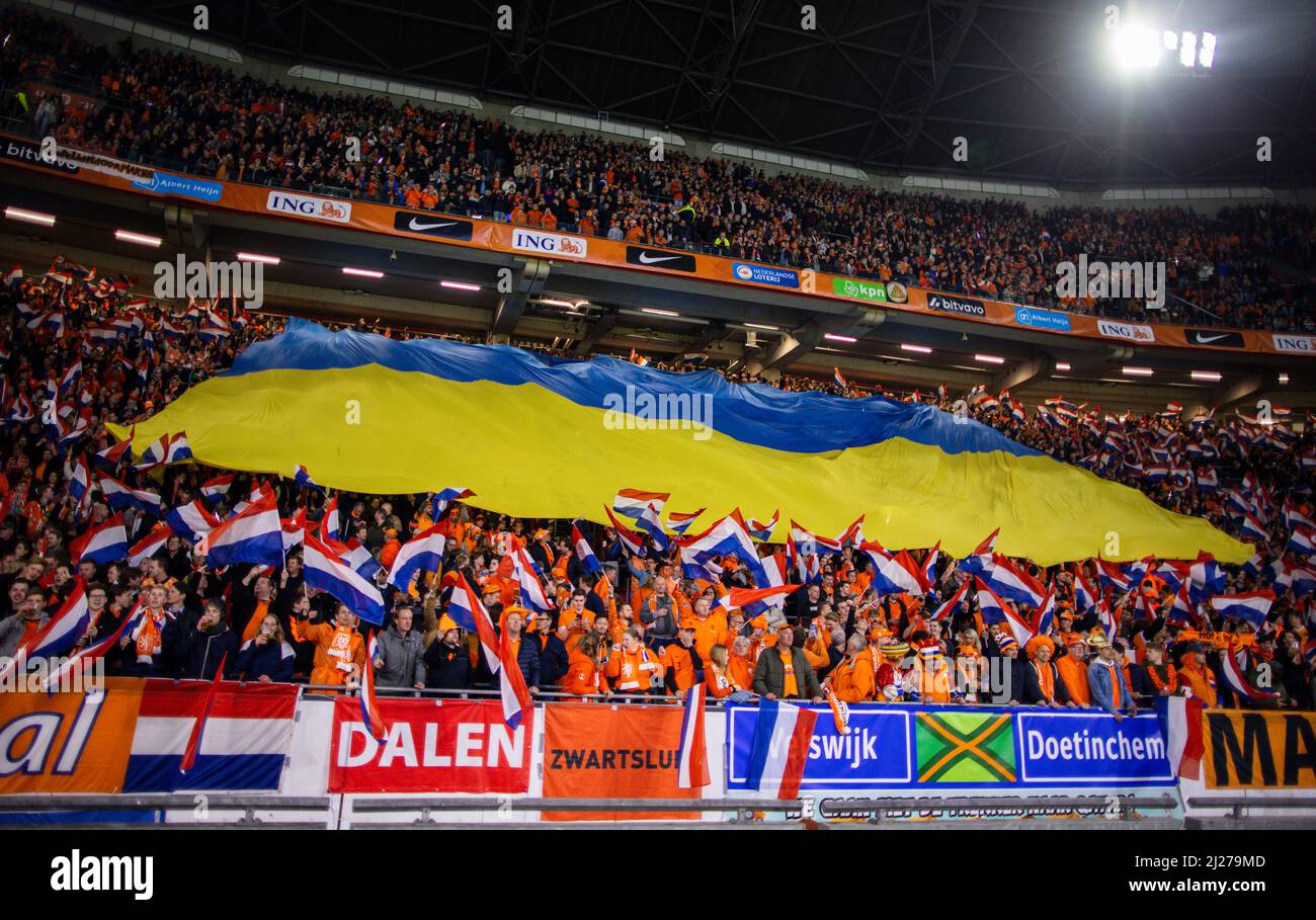 Ukrainische Fahne im holländischen Fanblock Niederlande - Deutschland Olanda - Germania 29.03.2022, Fussball; DFB, Saison 2021/22 Foto: Moritz Foto Stock