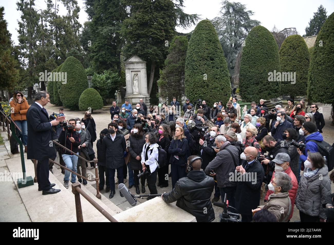 Milano, Italia. 30th Mar 2022. Milano, Italia Tempio crematorio del Cimitero Monumentale, nell'ambito dell'Artweek 2022 di Milano, presenterà il progetto 'Ninna Nanna' di Maurizio Cattelan, mostra dell'opera Linnananna (1994). Macerie PAC raccolte in sacchetti di plastica su due pallet nella foto: Ninna nanna (1994) macerie PAC raccolte in sacchetti di plastica su due pallet crematorio Temple Credit: Independent Photo Agency/Alamy Live News Foto Stock