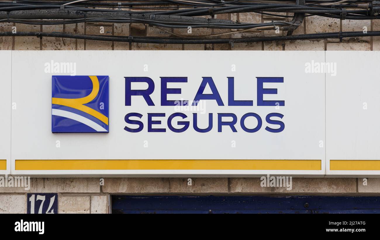VALENCIA, SPAGNA - 28 MARZO 2022: Reale Seguros è una compagnia di assicurazioni Foto Stock