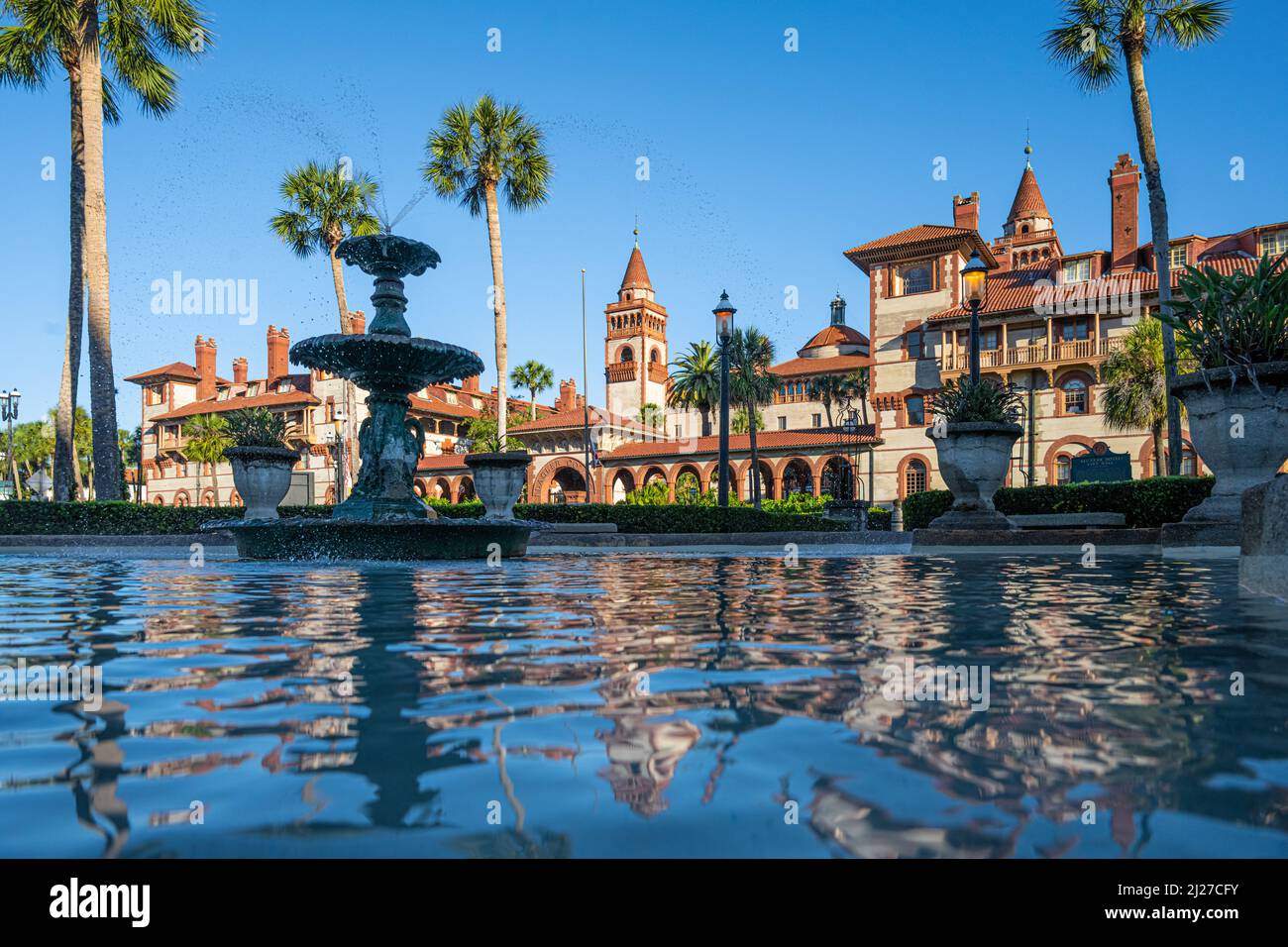 Flagler College (ex Hotel Ponce de Leon del 19th secolo) dalla storica fontana Alcazar Hotel Plaza nella città vecchia di St. Augustine, Florida. (USA) Foto Stock