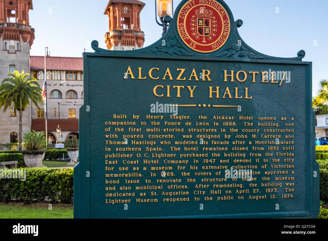 Indicatore storico per l'Alcazar Hotel del 19th secolo che attualmente ospita il Municipio di St. Augustine e il Museo Lightner a St. Augustine, Florida. Foto Stock