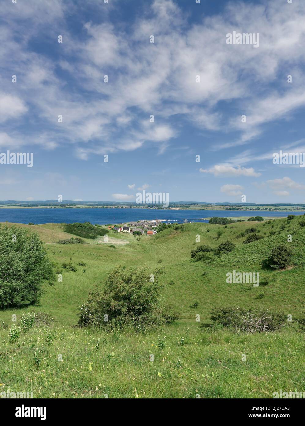 Vista dalla collina di Zicker Berg al Villaggio di Gager, la Riserva Naturale di Moenchgut, Ruegen, mar baltico, Germania Foto Stock