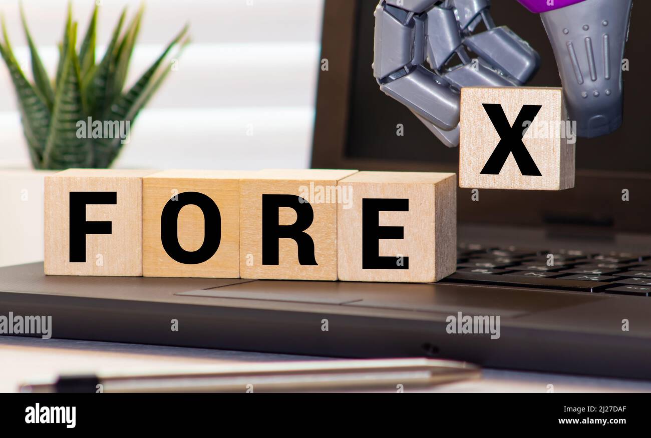 PAROLA DEL FOREX fatta con i blocchi di costruzione. Una fila di cubi di legno con una parola scritta in caratteri neri si trova su una tastiera nera. PAROLA DI FOREX scritta su WO Foto Stock