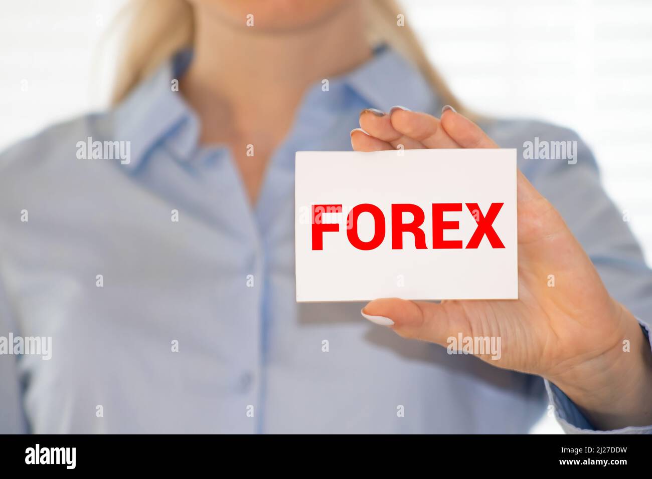 PAROLA DI FOREX sul biglietto da visita mostrato da un uomo, tono vintage. Foto Stock
