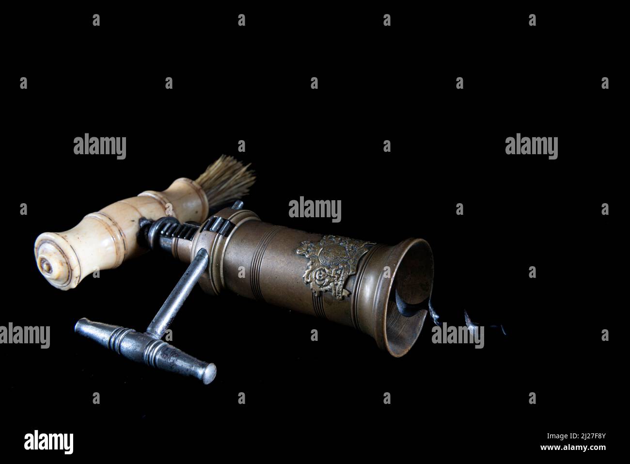 Antico cavatappi vintage su sfondo nero Foto Stock