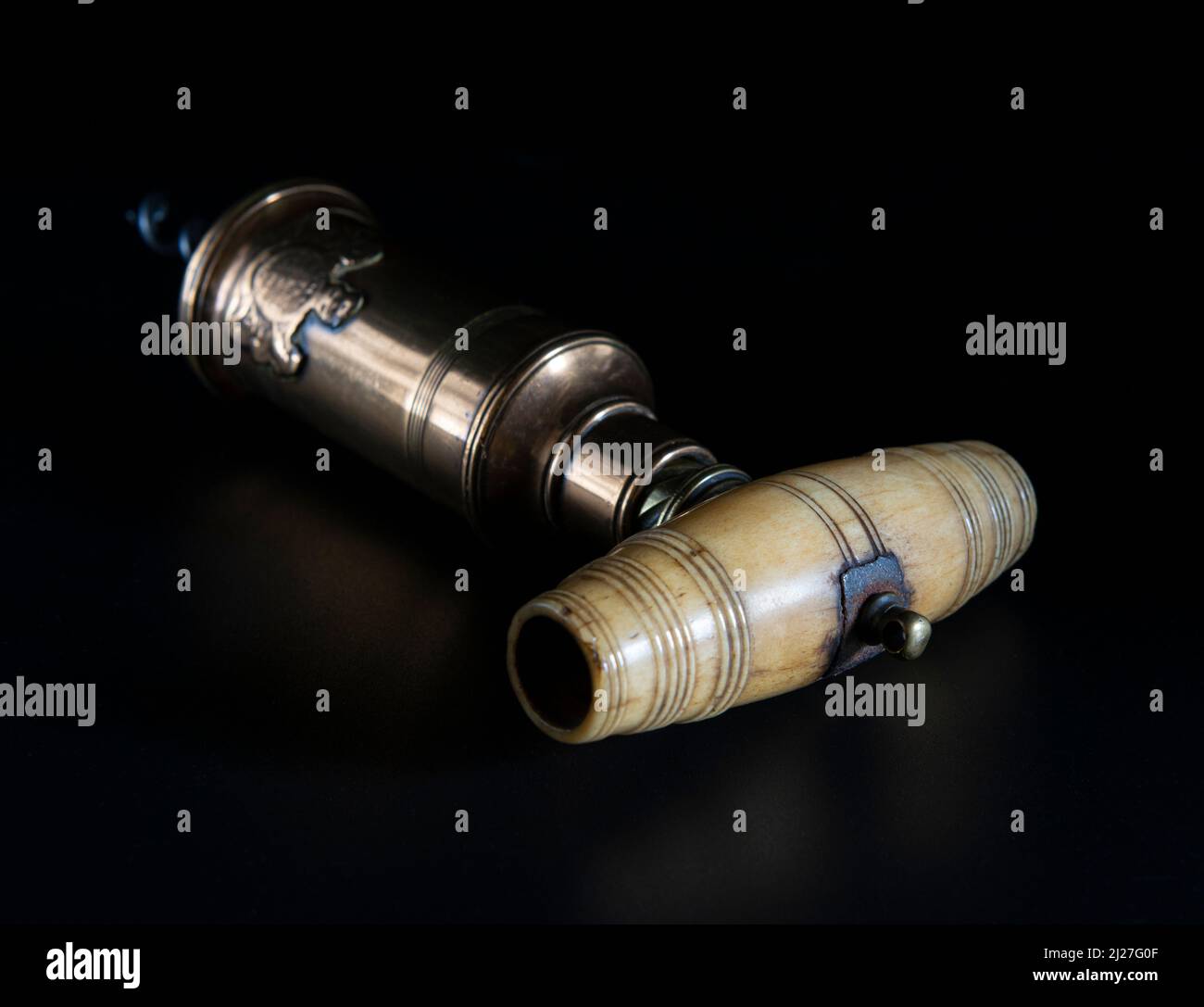 Antico cavatappi vintage su sfondo nero Foto Stock