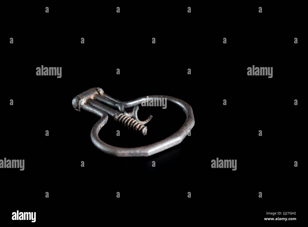 Antico cavatappi vintage su sfondo nero Foto Stock