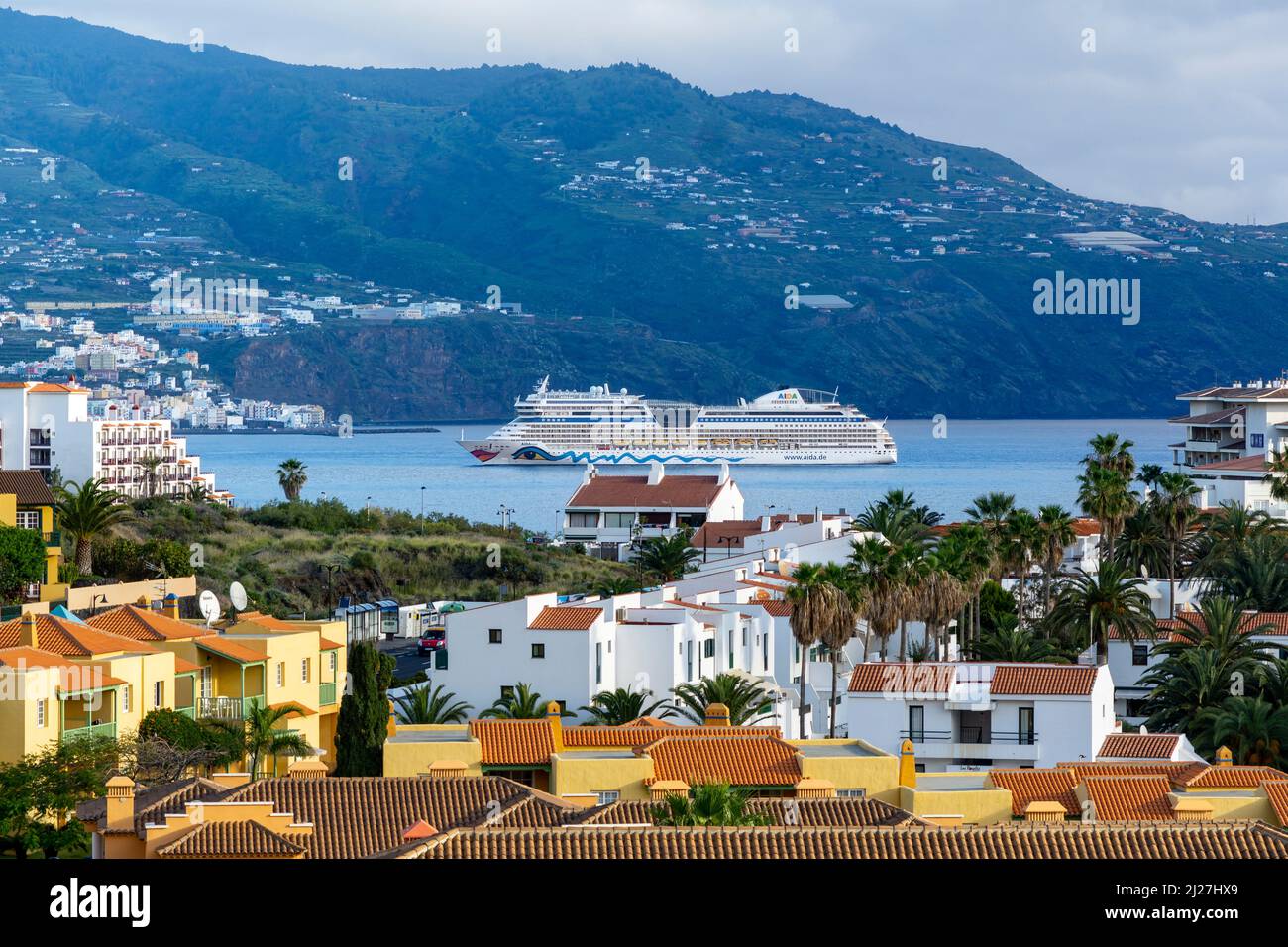 Nave da crociera di AIDA Crociere che entrano nel porto di Santa Cruz sulla Canary Island la Palma il 11 marzo 2022 con vista sopra e da Los Cancajos direzione Foto Stock
