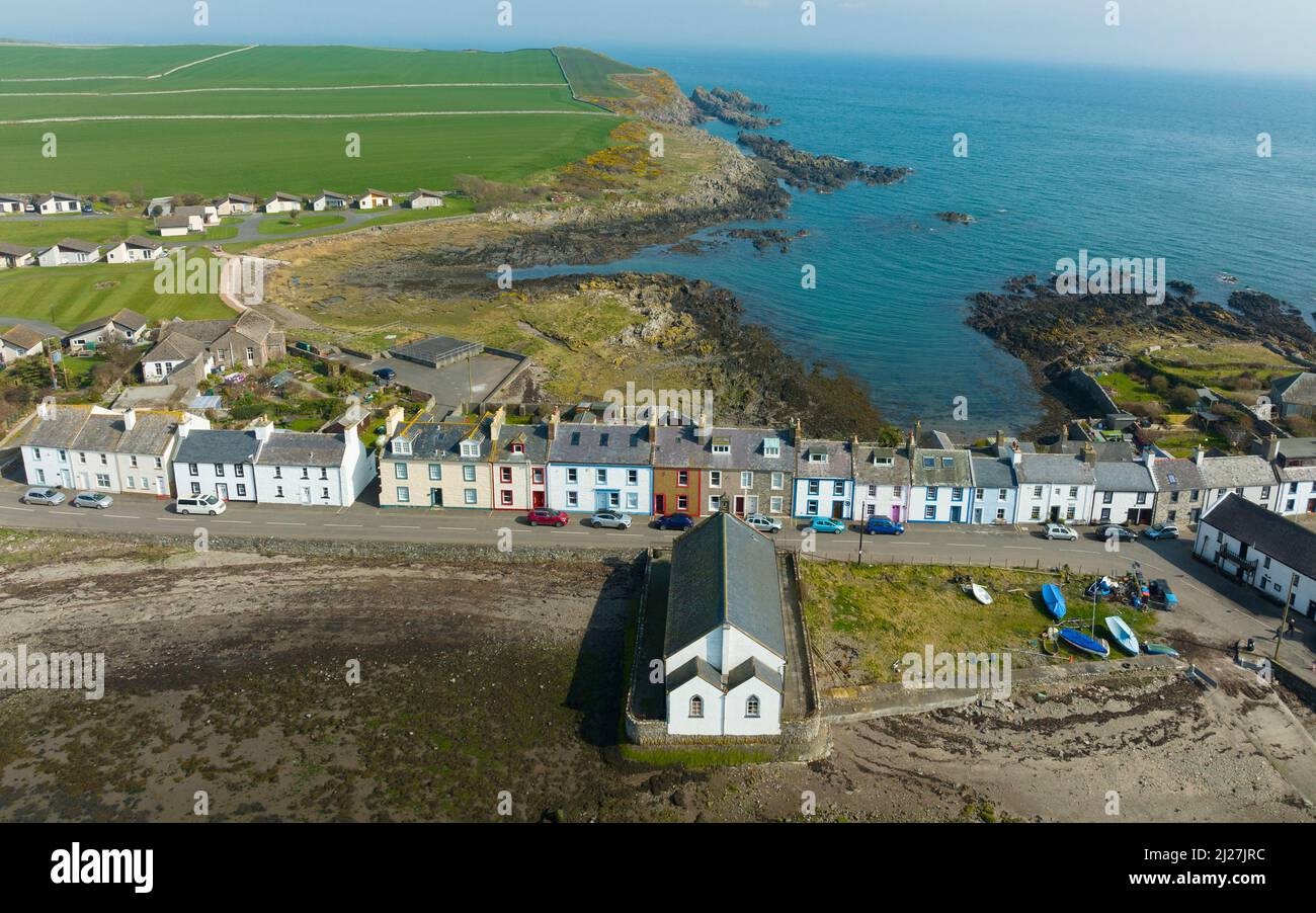 Vista aerea dal drone di fila di case nel villaggio e porto dell'isola di Whithorn a Dumfries e Galloway, Scozia, Regno Unito Foto Stock