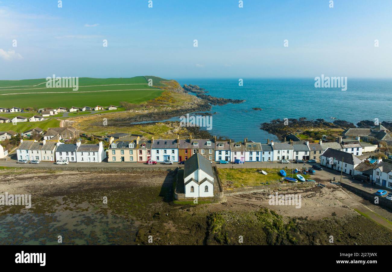 Vista aerea dal drone di fila di case nel villaggio e porto dell'isola di Whithorn a Dumfries e Galloway, Scozia, Regno Unito Foto Stock