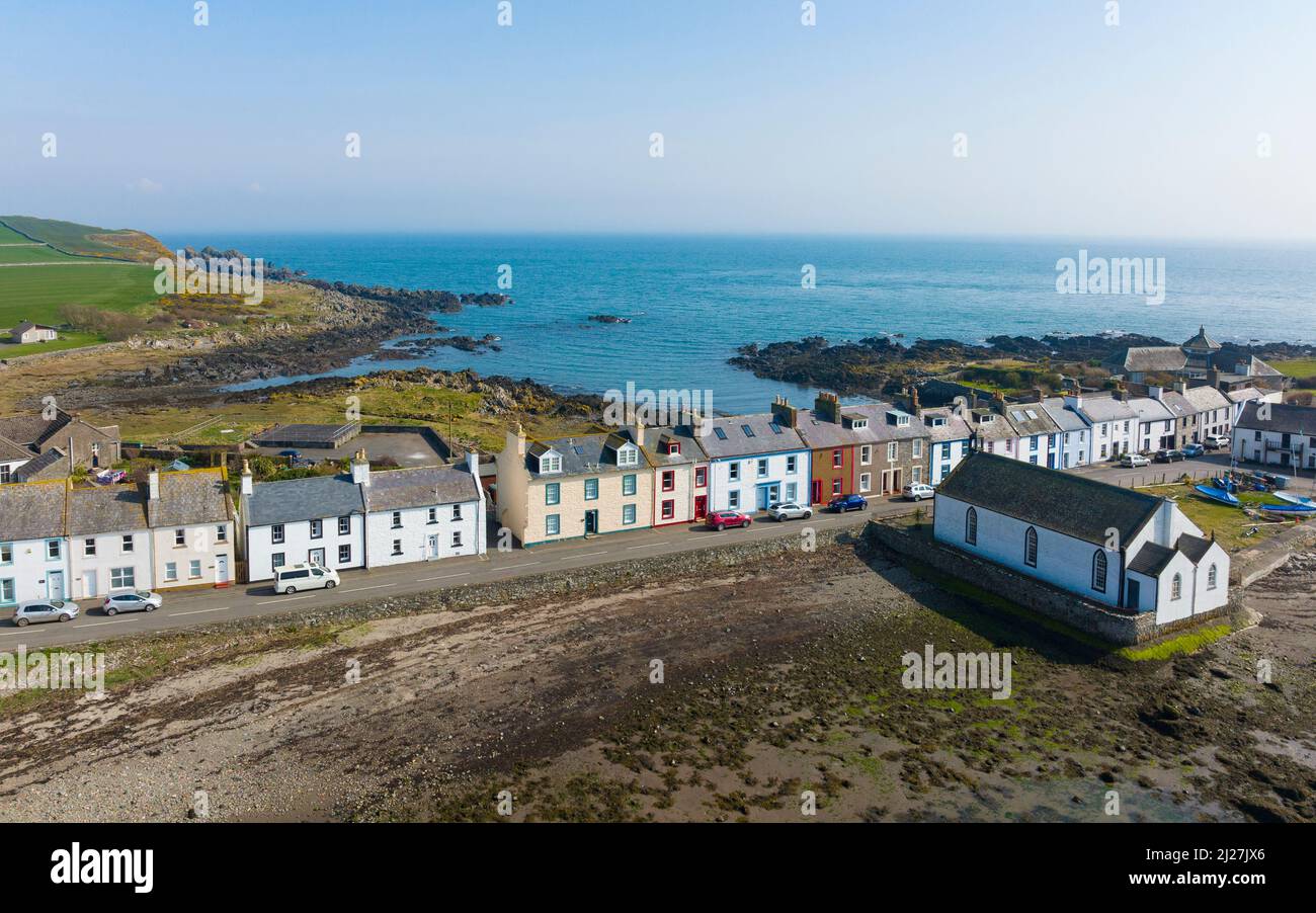 Vista aerea dal drone di fila di case nel villaggio e porto dell'isola di Whithorn a Dumfries e Galloway, Scozia, Regno Unito Foto Stock