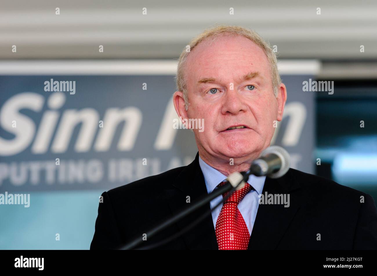 03/06/2016, Belfast, Irlanda del Nord. Il vice primo ministro Martin McGuinness MLA dice agli elettori che l'Irlanda del Nord, e il Regno Unito nel suo complesso, sono meglio all'interno dell'Unione europea. Si tratta di un referendum che si terrà il 23rd giugno a livello britannico sulla permanenza nell'UE. Foto Stock