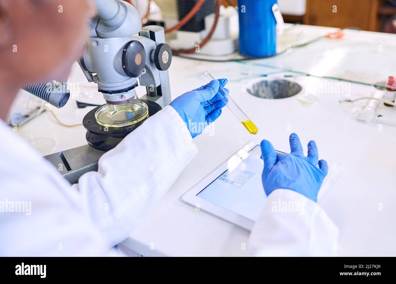 Osservazione dei fatti e registrazione dei risultati. Foto di una scienziata femminile che lavora su un tablet digitale in un laboratorio. Foto Stock