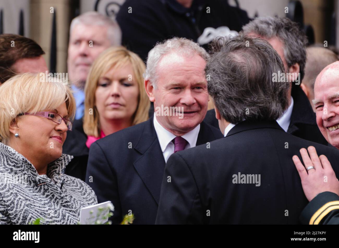 03/03/2011, Belfast, Irlanda del Nord. Martin McGuinness (Sinn Fein) e Ruth Patterson (DUP) al funerale del comico di Belfast Frank Carson. Foto Stock