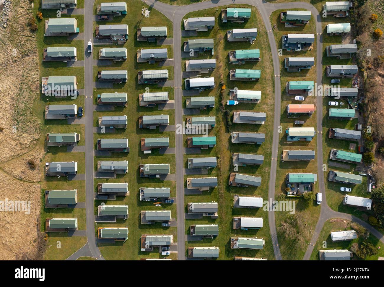 Vista aerea dal drone di roulotte statiche e case vacanze al Sands of luce Holiday Park a Dumfries e Galloway, Scozia, Regno Unito Foto Stock