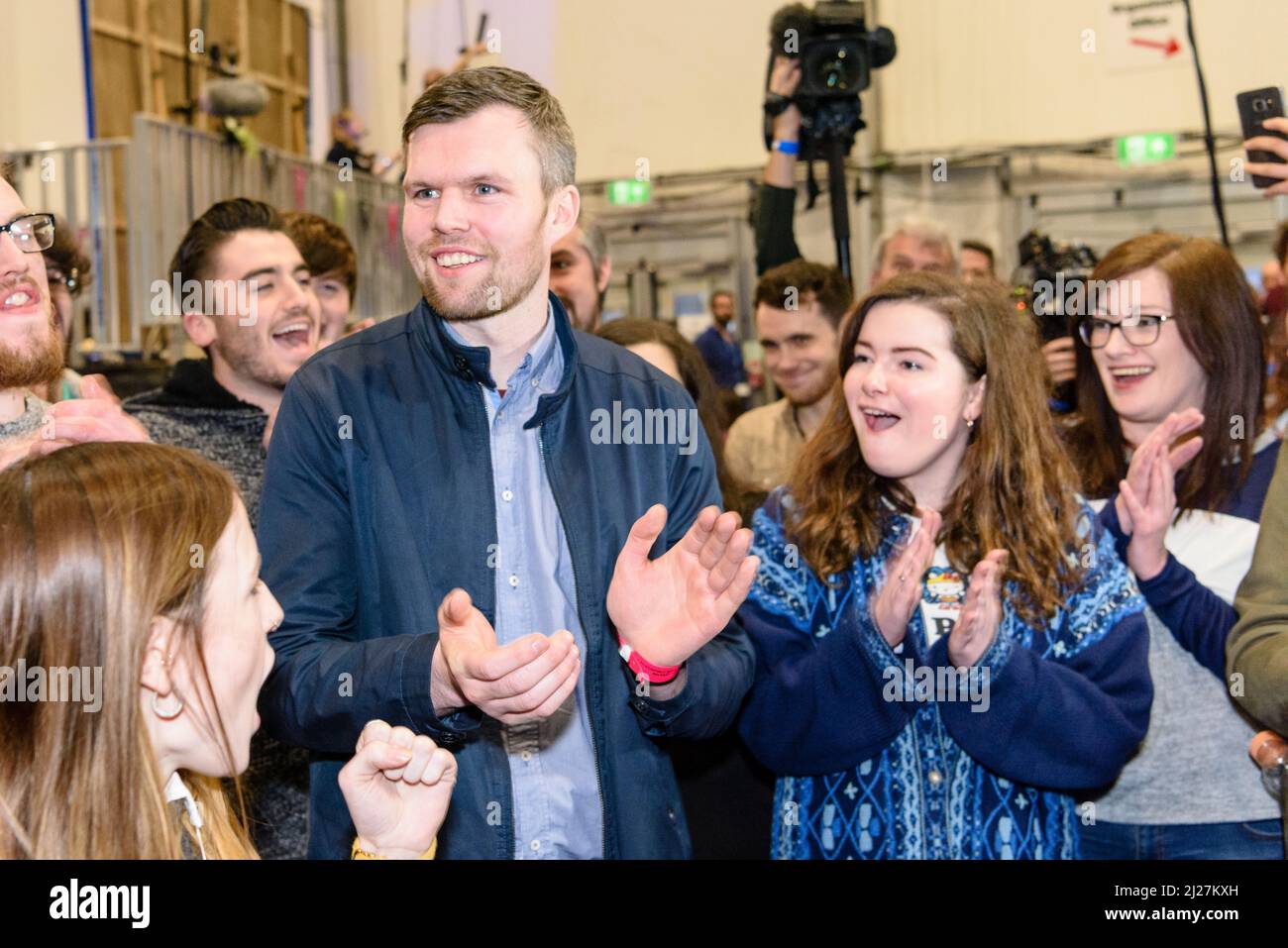 03/03/2017, Belfast Irlanda del Nord. Gerry Carroll (persone prima del profitto) e i sostenitori incoraggiano e plaudono quando è eletto all'Assemblea dell'Irlanda del Nord. Foto Stock