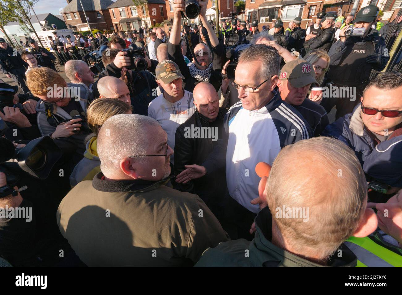14/08/2010, Crumlin Road, Belfast, Irlanda del Nord. Gerry Kelly (Sinn Fein) cerca di ragionare con l'attivista politico Martin Og Meehan per lanciare una protesta da parte dei residenti di Ardoyne contro gli apprendisti ragazzi della parata di Derry. Foto Stock