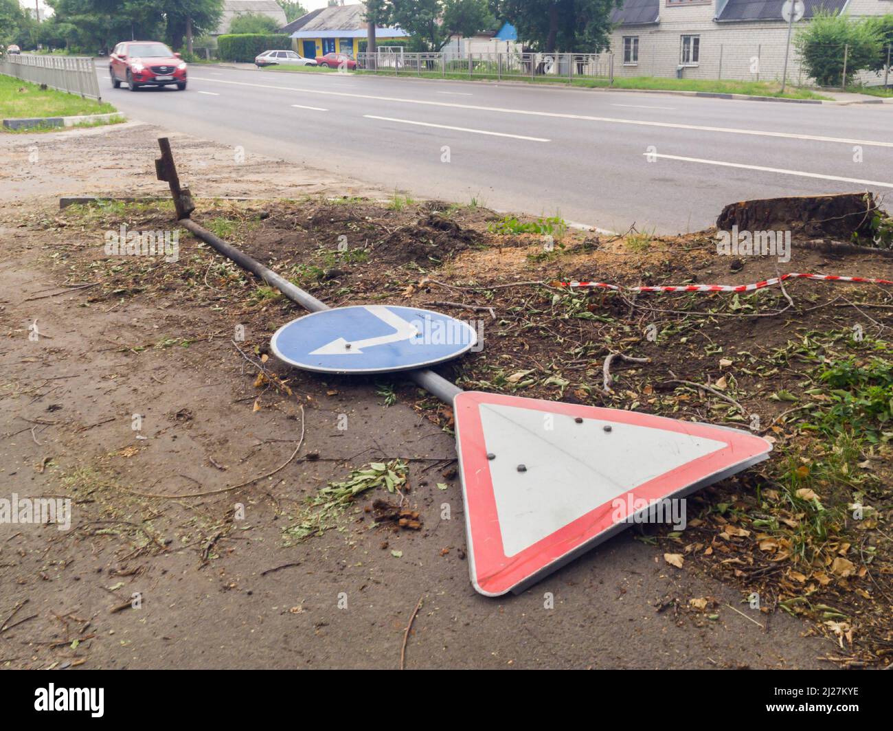 Voronezh, Russia - 13 luglio 2020: Il cartello stradale discendente si trova sul lato della strada Foto Stock