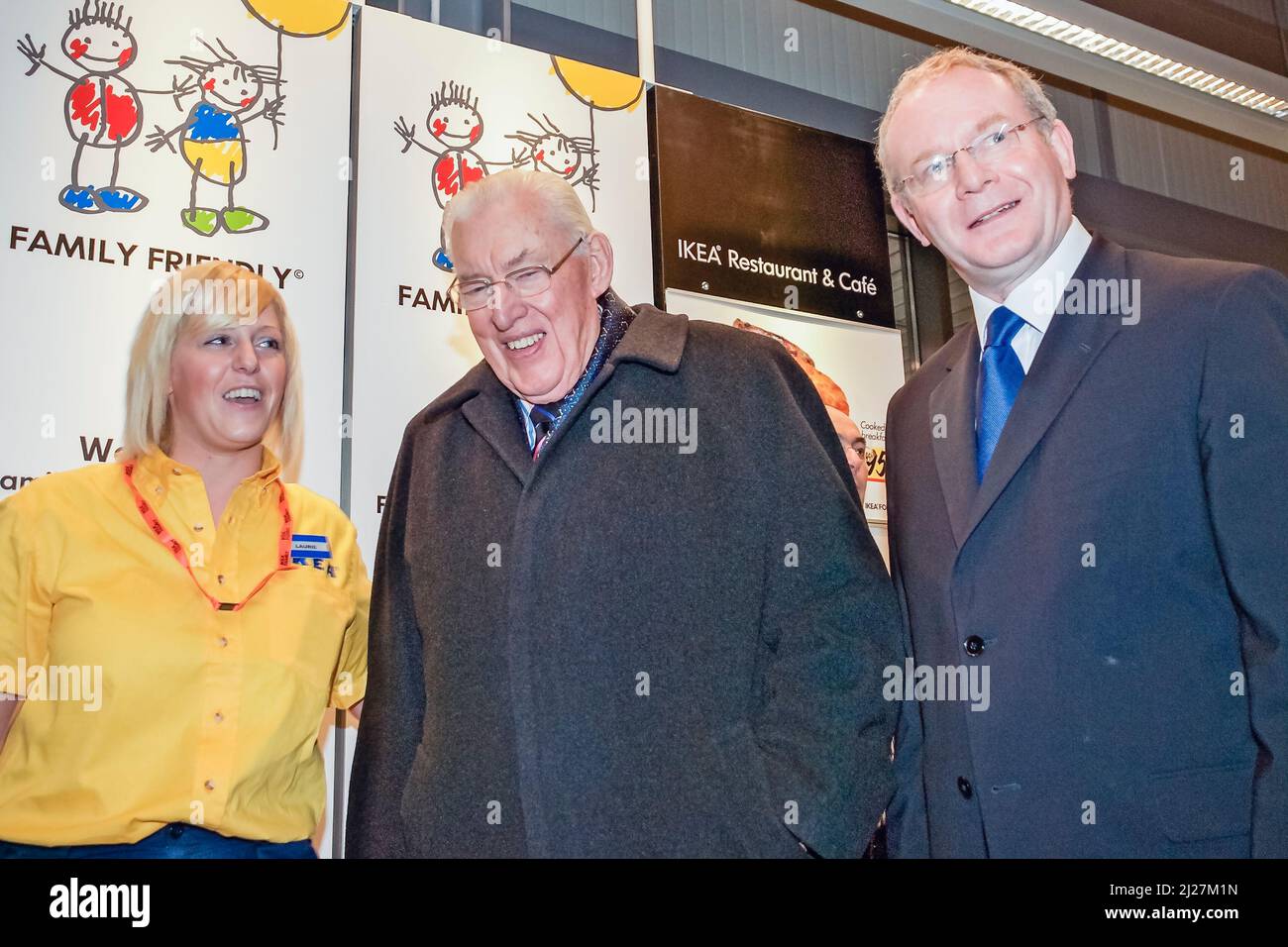 13/12/2007 Belfast, Irlanda del Nord. Il primo Ministro Ian Paisley (DUP) con il Vice primo Ministro Martin McGuinness (Sinn Fein) partecipa all'apertura del negozio Ikea. Foto Stock