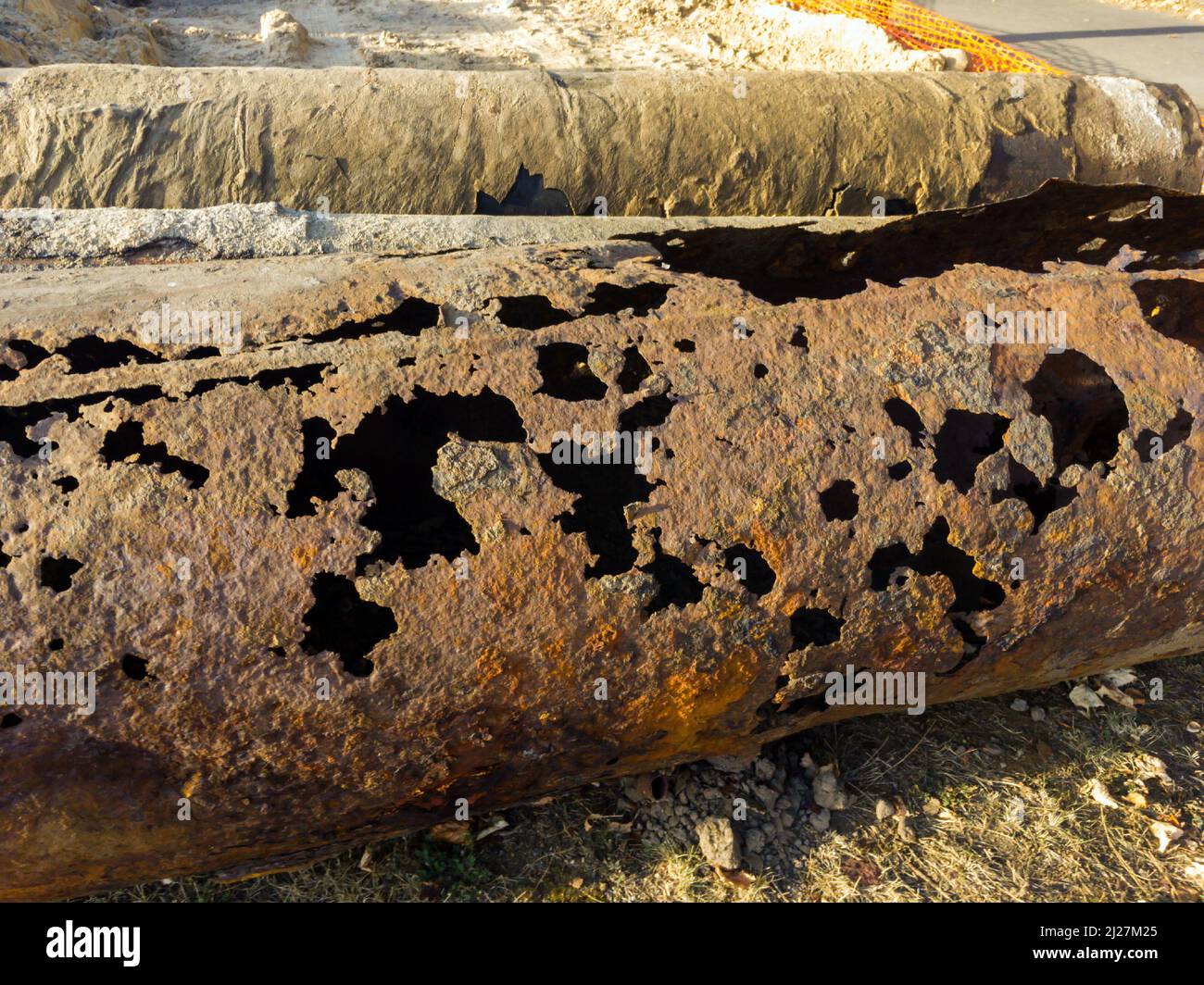 Marciarsi attraverso il tubo di metallo del sistema di approvvigionamento di acqua Foto Stock