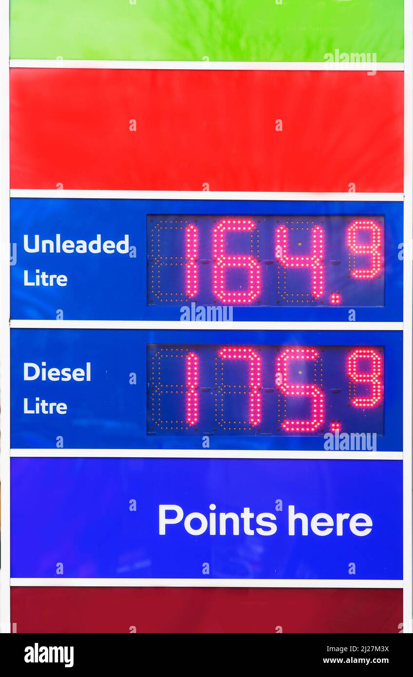 Aumento dei prezzi del gas/benzina, prezzo al litro nel Regno Unito, 15th marzo 2022. 4,5 litri = gallone. Quello è £7,50 ($9,75) senza piombo, £7,95 ($10,35) diesel / gallone Foto Stock