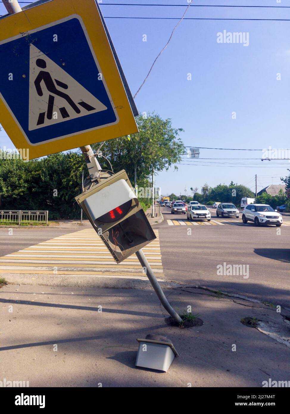 Voronezh, Russia - 22 luglio 2021: Un segnale al semaforo pedonale dopo essere stato colpito Foto Stock