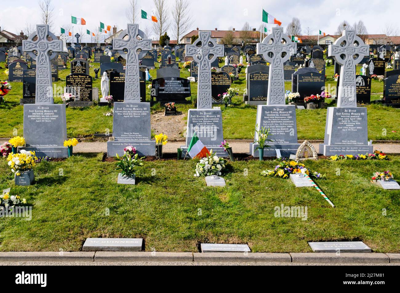 04/04/2010, Cimitero di Derry City, Londonderry. Tombe repubblicane a forma di croci celtiche in memoria dei volontari IRA. Foto Stock