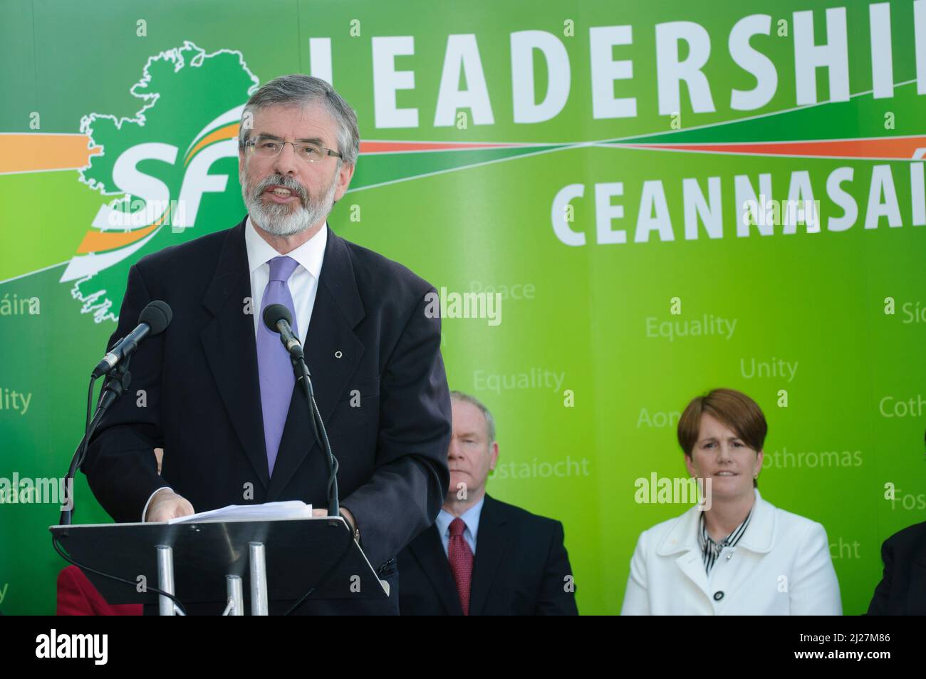 05/04/2010 Belfast, Irlanda del Nord. Il presidente del Sinn Fein Gerry Adams lancia il manifesto del partito prima delle elezioni dell'Assemblea dell'Irlanda del Nord del 2010. Martin McGuinness e Catriona Ruane dietro. Foto Stock