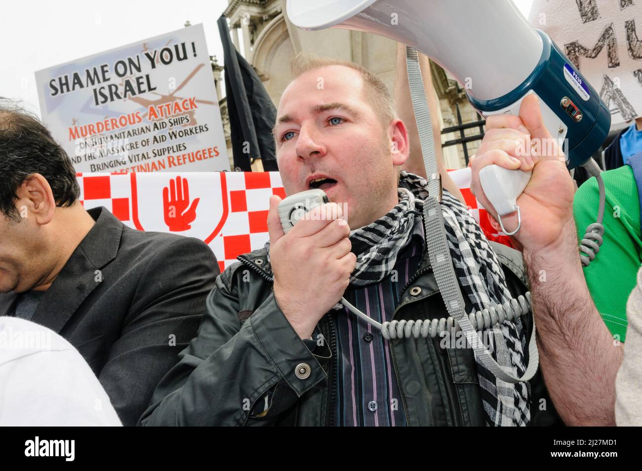 31/05/2010 Belfast, Irlanda del Nord. L'attivista politico fra Hughes si rivolge alla folla durante una protesta contro il blocco israeliano di Gaza. Foto Stock