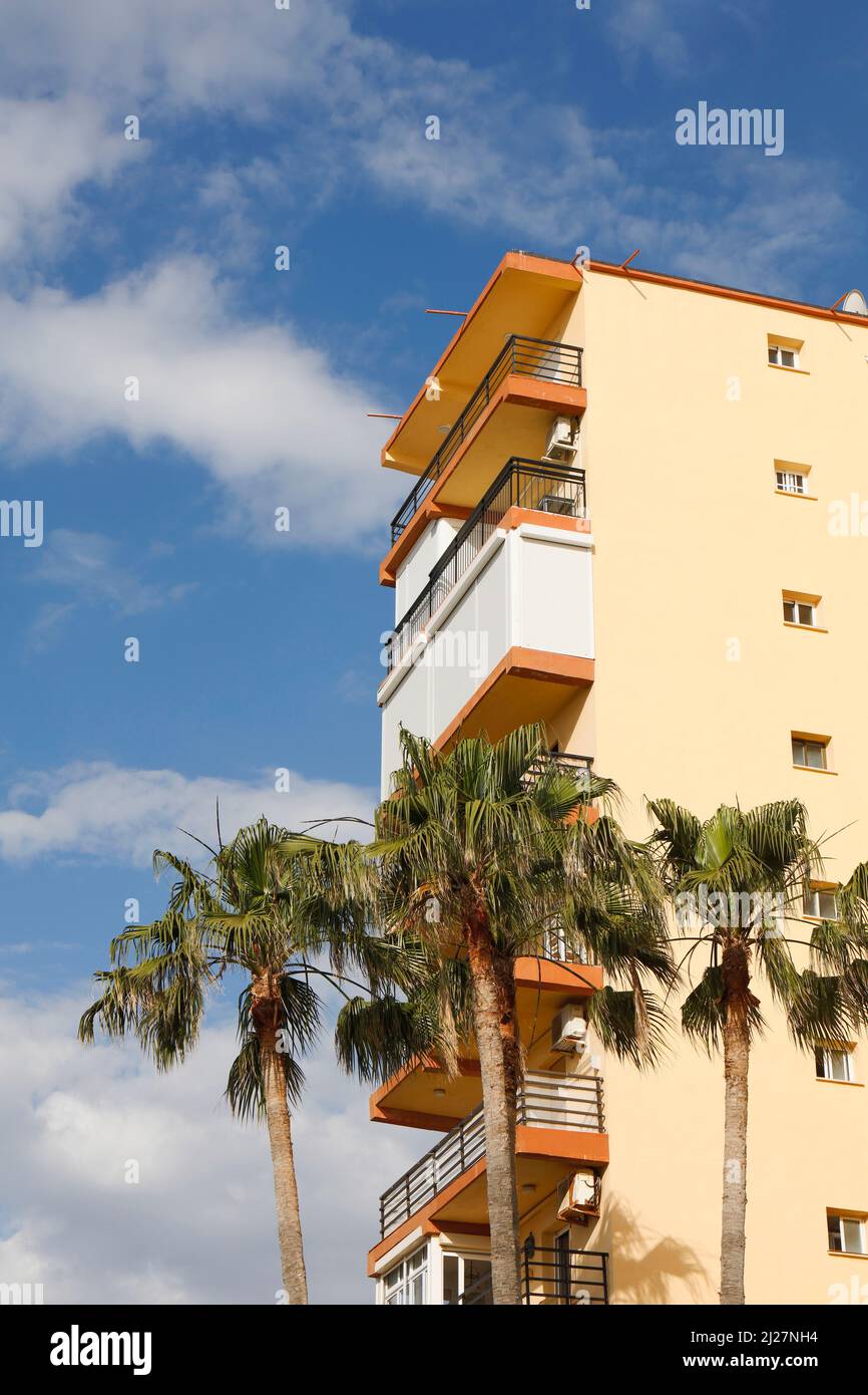 Torremolinos, Costa del Sol, Provincia di Malaga, Andalusia, Spagna meridionale. Blocco di appartamenti e palme. Foto Stock