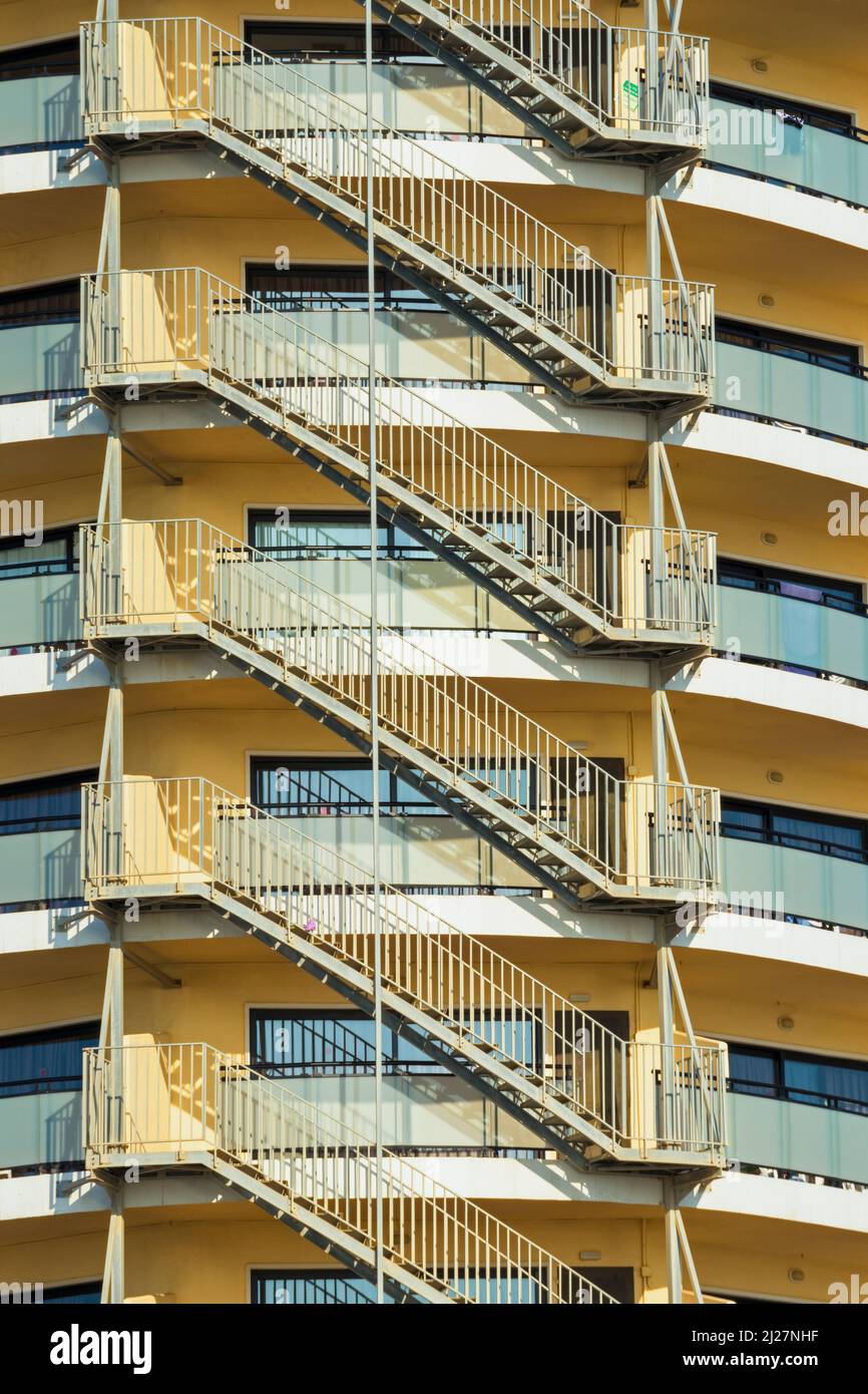 Gradini per la fuga dei vigili del fuoco nell'edificio dell'hotel. Torremolinos, Provincia di Malaga, Costa del Sol, Andalusia, Spagna meridionale. Foto Stock