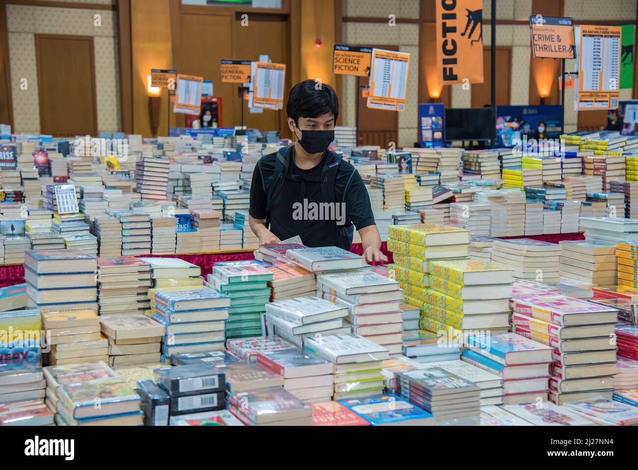 Un uomo ha visto guardare i libri scontati al Big Bad Wolf Book sale 2022 a  Muang Thong Thani. Il Big Bad Wolf Books sale, noto anche come il più  grande libro