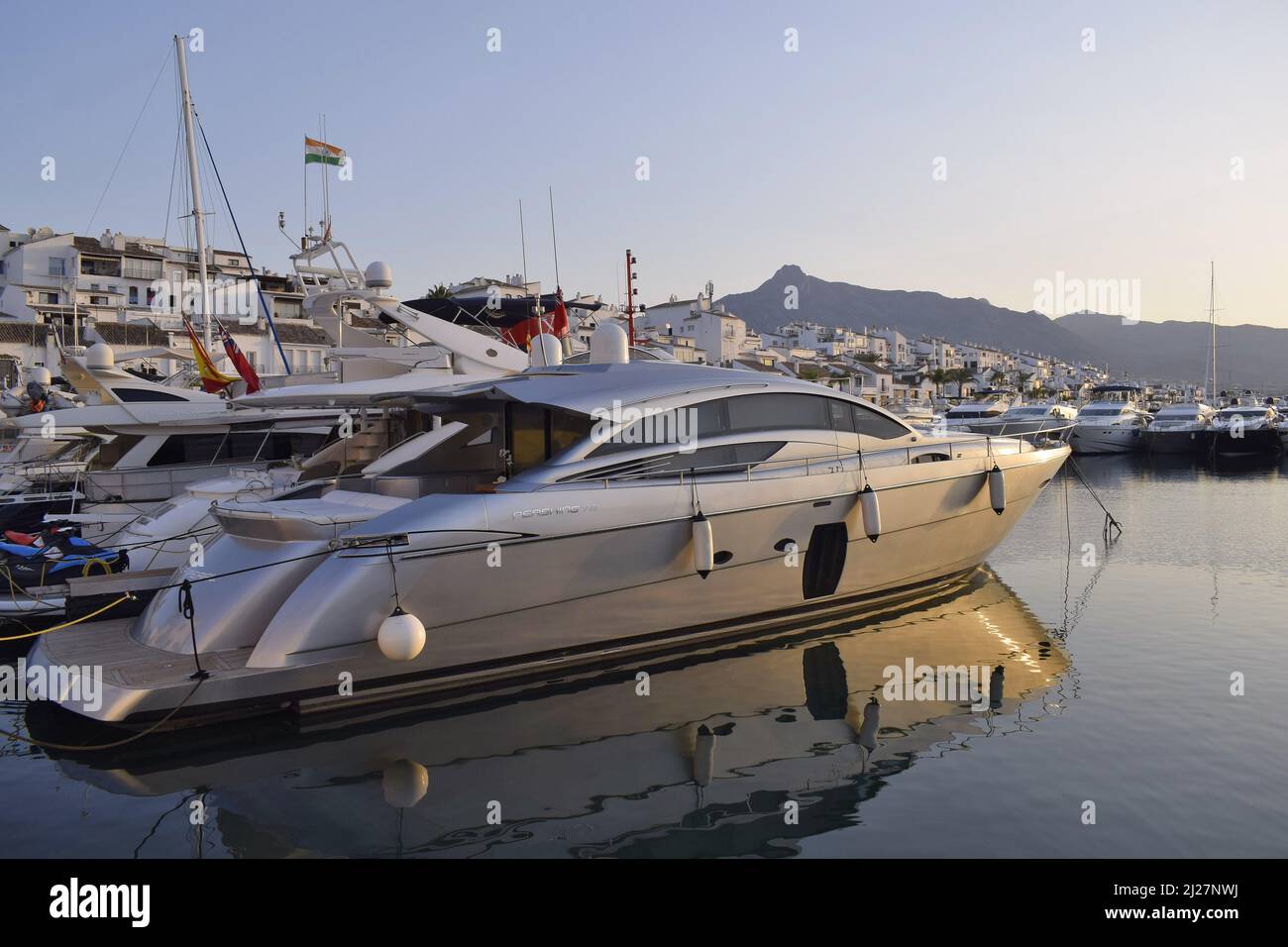 Barche in porto all'alba a Puerto Banus, resort di lusso situato nel sud-ovest di Marbella in Andalusia Spagna. Foto Stock