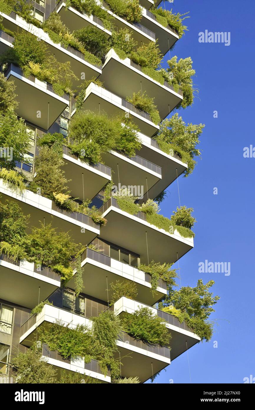 Bosco verticale - moderno giardino residenziale a torre situato nel quartiere porta Nuova di Milano. Progettato dagli architetti Boeri Studio. Foto Stock