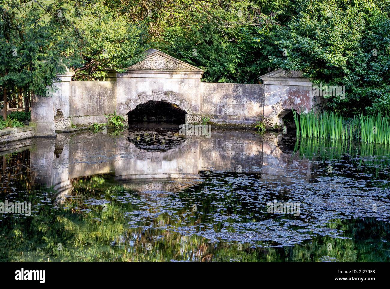 Ponte alla fine di un canale in Prior Park a Bath Somerset - una caratteristica attraente acqua di questi giardini paesaggistici del 18th ° secolo Foto Stock