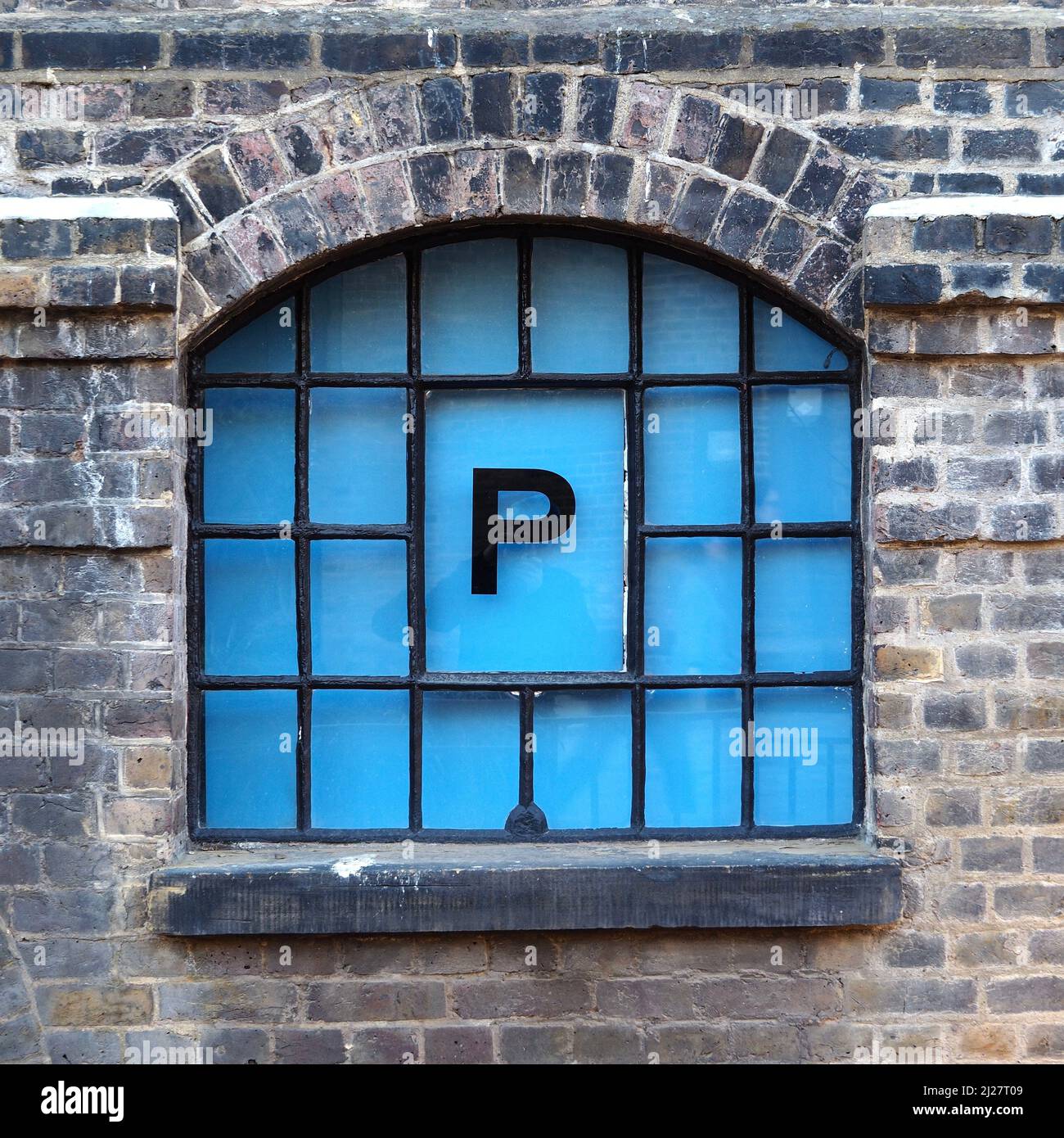 Gocce di carbone Yard - lettere individuali in finestre di vetro colorate nel vecchio magazzino Foto Stock